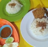 Foto Makanan 3 di Ayam Goreng Kremes & Nasi Uduk 68, Cibubur, Kabupaten Bogor