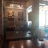 Foto Suasana 2 di Communal Coffee & Eatery, Kertajaya, Surabaya