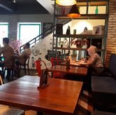 Foto Suasana 4 di Communal Coffee & Eatery, Kertajaya, Surabaya