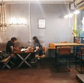 Foto Suasana 2 di Tepi Barat Rumah Kopi, Tandes, Surabaya