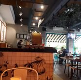 Foto Suasana 5 di Communal Coffee & Eatery, Kertajaya, Surabaya