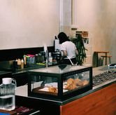 Foto Suasana 5 di Makmur Jaya Coffee Roaster, Sarijadi, Bandung