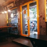 Foto Suasana 3 di Tepi Barat Rumah Kopi, Tandes, Surabaya