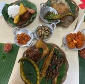 Foto Makanan 3 di Alas Daun, Citarum, Bandung