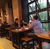 Foto Suasana 2 di Warunk UpNormal, Cihampelas, Bandung